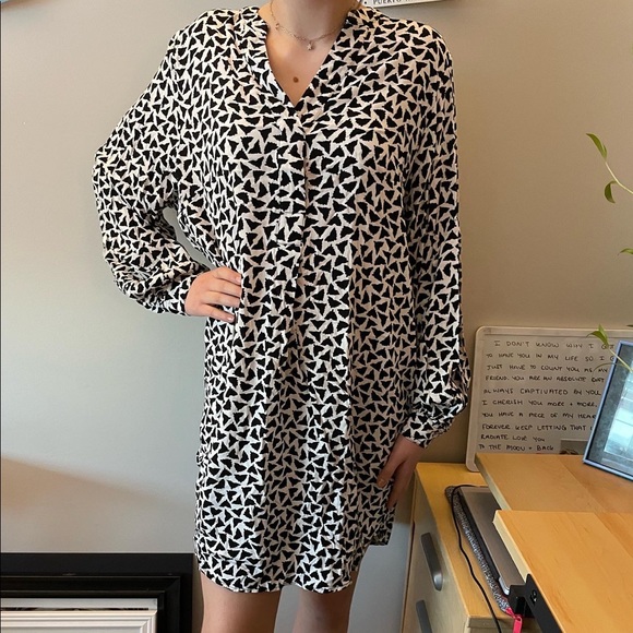 Flowy dress with balloon sleeves - Picture 2 of 3